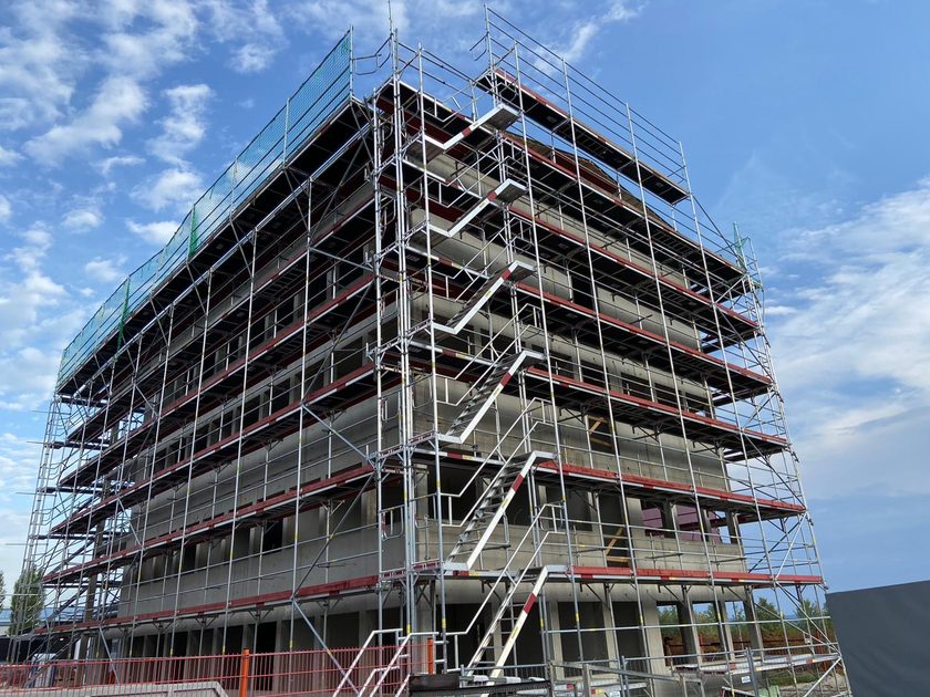 Großes Alu-Gerüst mit Treppenturm an einem Neubau