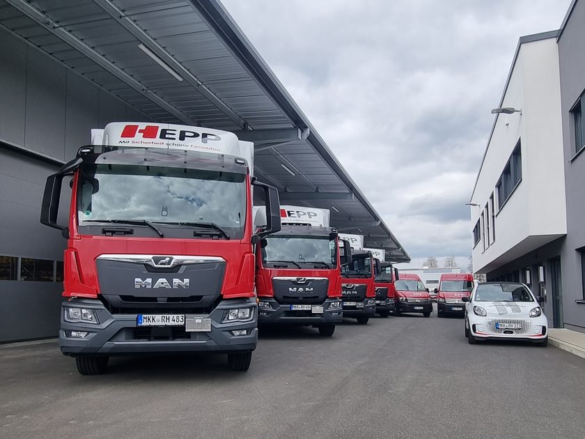 Rote HEPP-LKW vor der Firmenhalle